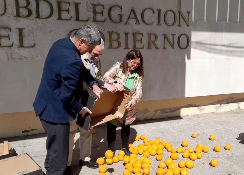 Protesta naranjas suelo (Foto Asaja Cu00f3rdoba)