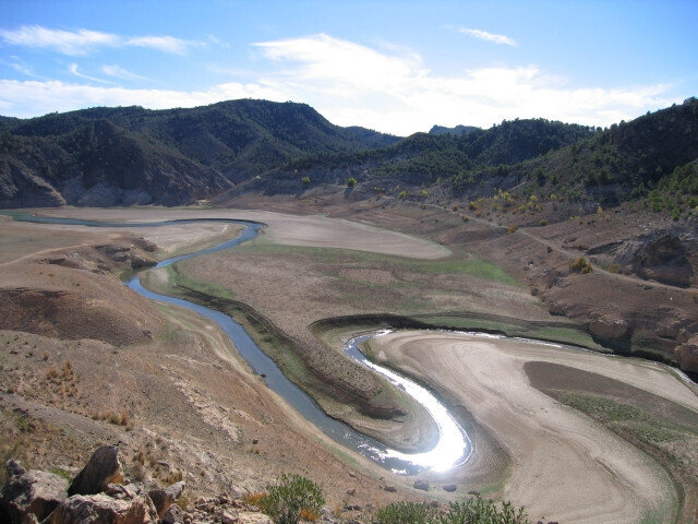 Vaso del embalse de Fuensanta
seco en 2005 (Foto CHS)