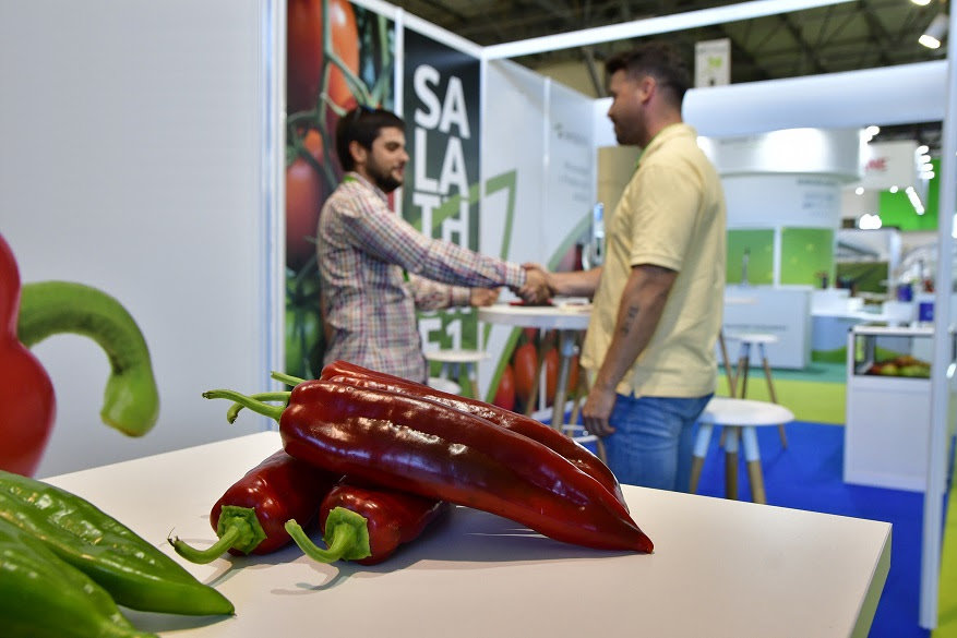 Un expositor cierra un trato con un visitante profesional en Infoagro Exhibition 2023 (Foto Infoagro Exhibition)