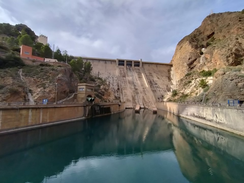 Desagüe de la presa de Cenajo (Foto CHS)