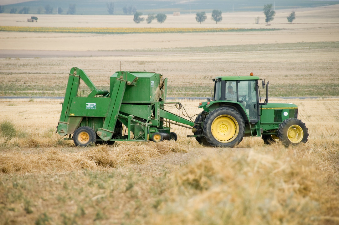 Tractor con remolque, maquinaria agrícola (Foto MAPA)