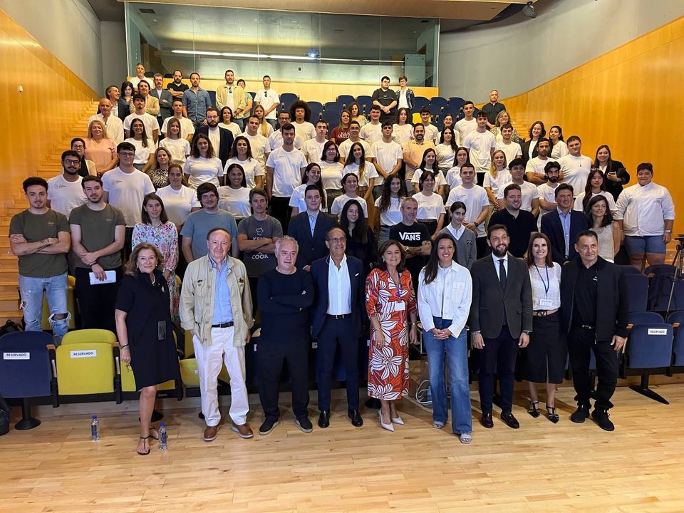 Ferrán Adriá con organizadores, escuelas de hostelería, mentores. alumnos y Conesa en la inauguración del Campus Gastronómico (Foto CARM)