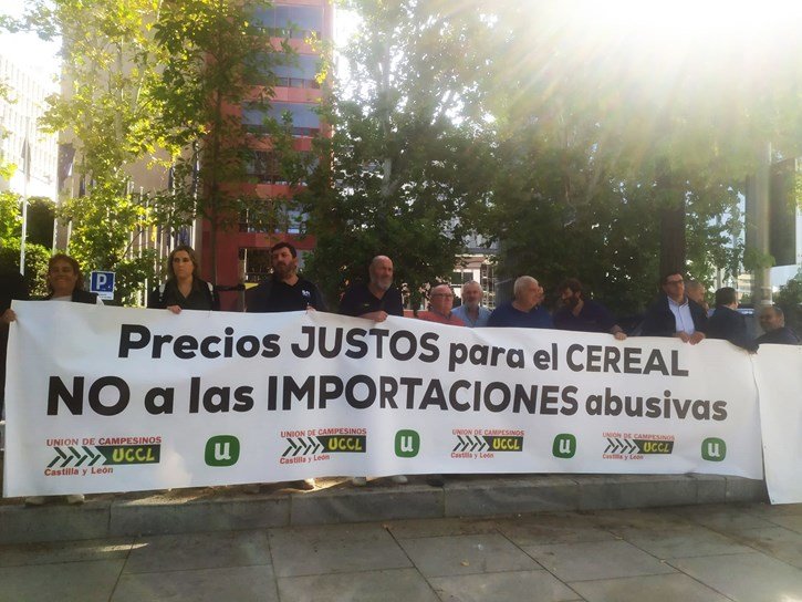 Concentración frente al edificio de la UE en Madrid por las importaciones de cereal (Foto UdU)