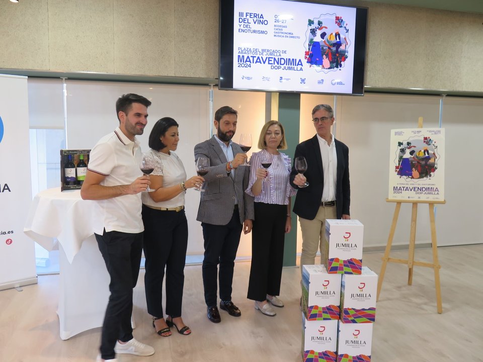 El director del Instituto de Turismo, Juan Francisco Martínez, y la alcaldesa de Jumilla, Seve González (2d), en la presentación de Matavendimia (Foto CARM)