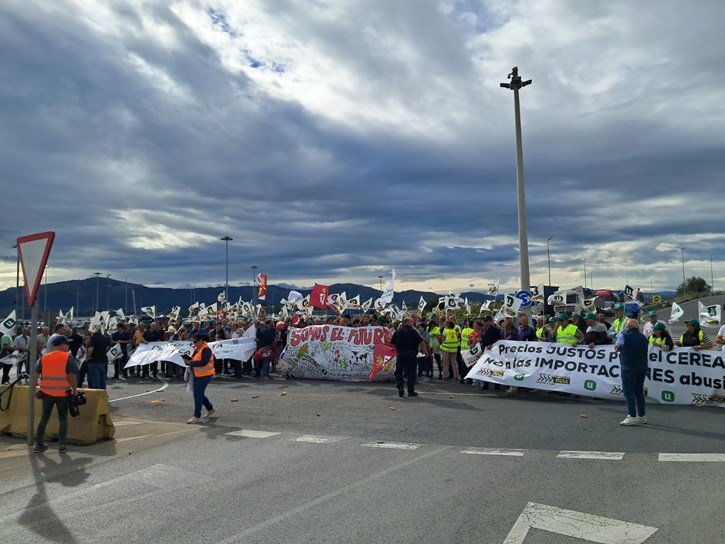 Concentración de productores en el puerto de Santander (Foto Unión de Uniones)