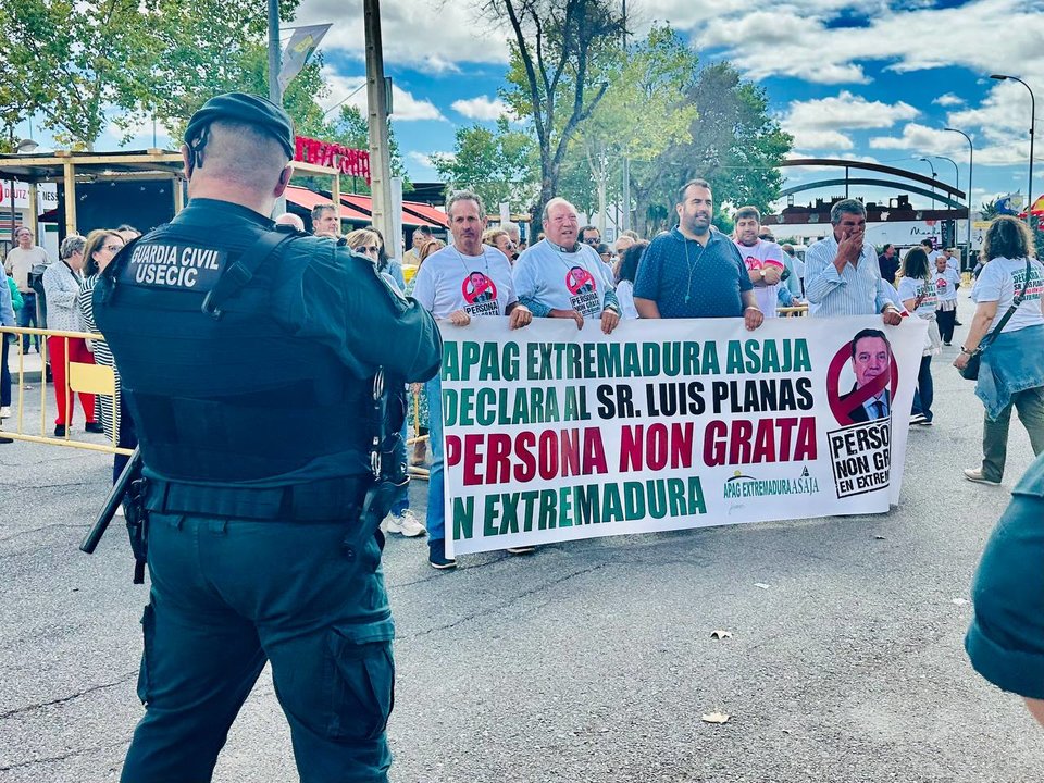 Protesta de Agricultures ante la Feria de Ganado de Zafra (Foto APAG Extremadura Asaja)