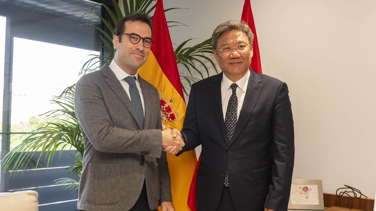 Carlos Cuerpo y el ministro chino de Comercio Wang Wentao (Foto Ministerio de Economía) Archivo