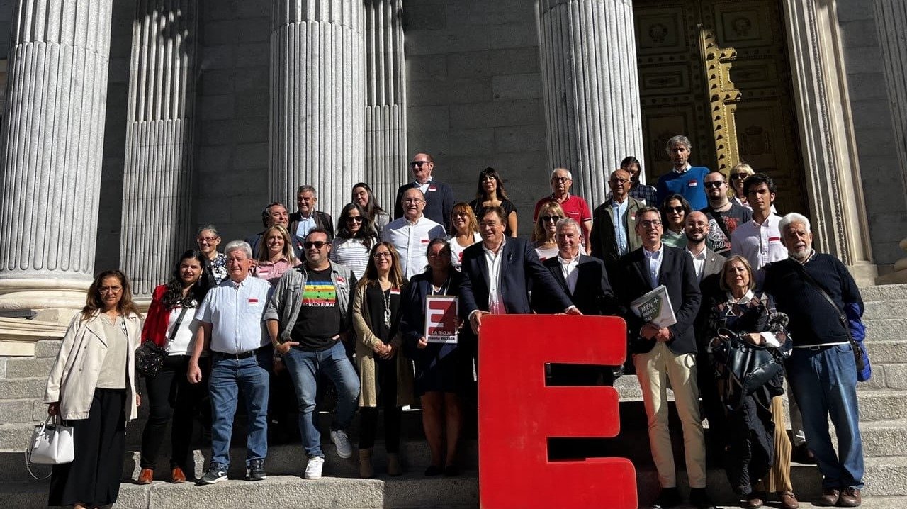 Integrantes de la España vaciada ante el Congreso de los Diputados (Foto Teruel Existe)