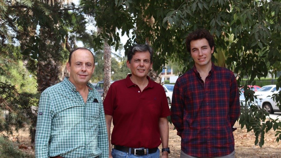 Los investigadores Emilio Camacho, Juan Antonio Rodríguez e Ignacio Gómez (Foto UCO)