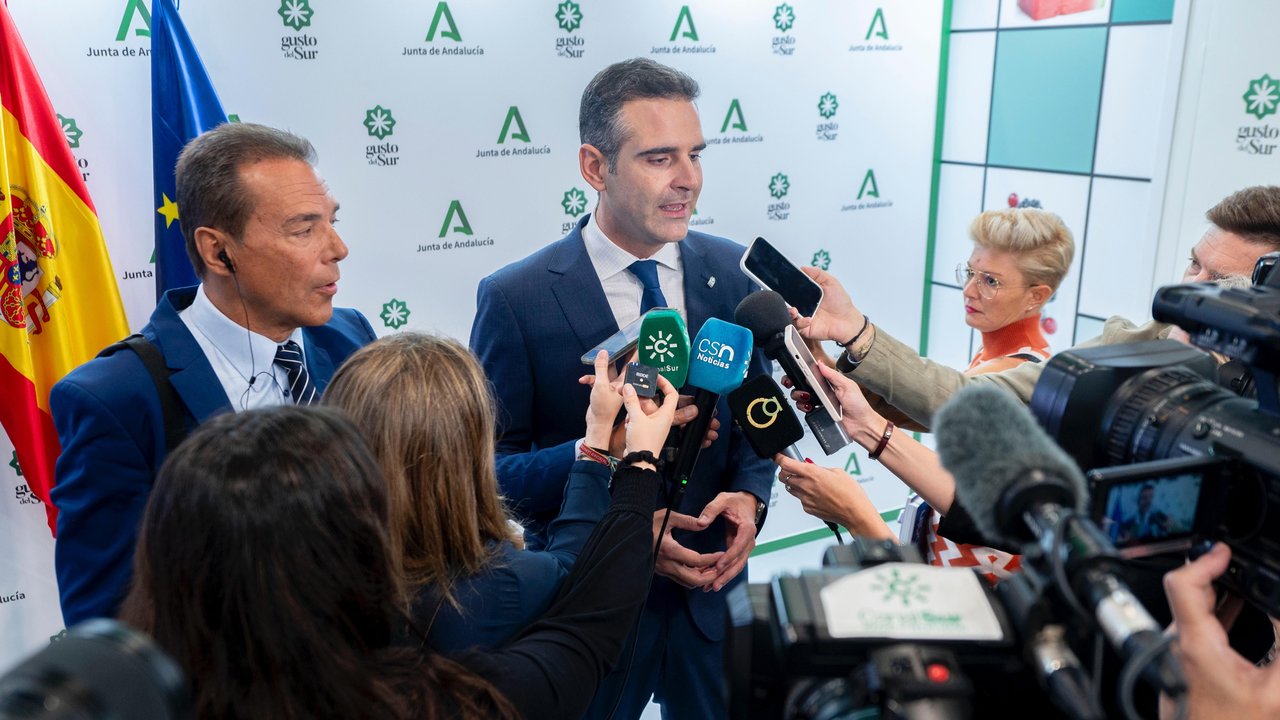 Fernández-Pacheco atiende a los medios en Fruit Attraction 2024 (Foto Junta de Andalucía)