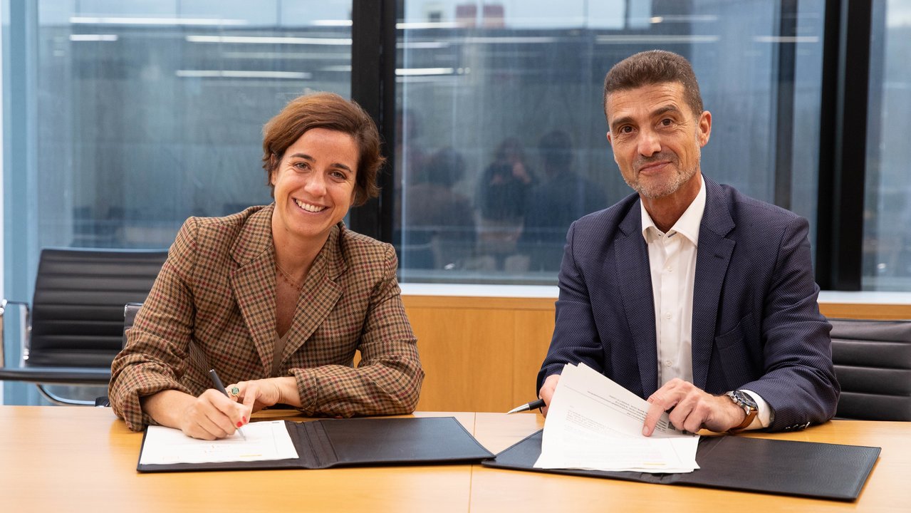 Elisa Carbonell, consejera delegada de ICEX, y Mariano Oto, vicepresidente de Relaciones Institucionales de FATE-Food&Agritech Europe, en la firma del convenio (Foto ICEX)