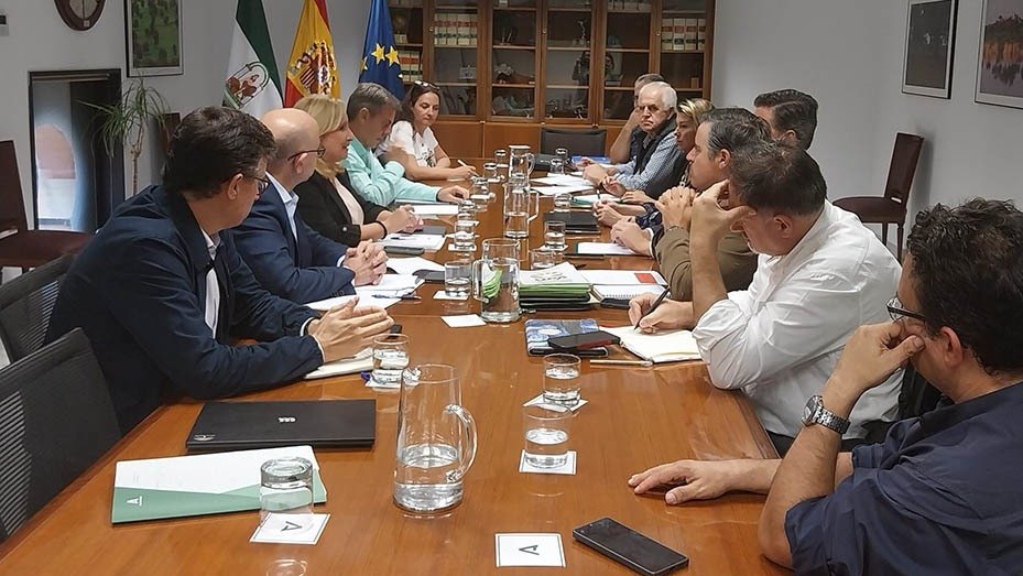 Reunión con OPAs y cooperativas en la Mesa de Interlocución Agraria (Foto Junta de Andalucía)