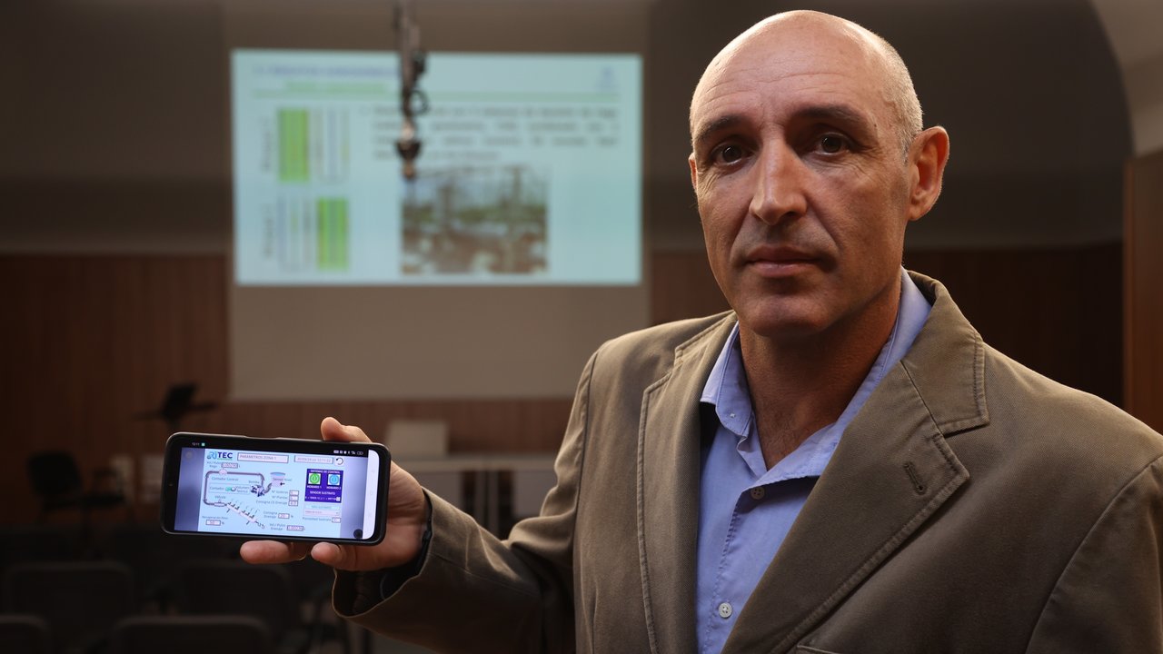 Francisco Sánchez Millán mostrando el software de control del sistema de riego inteligente (Foto UPCT)