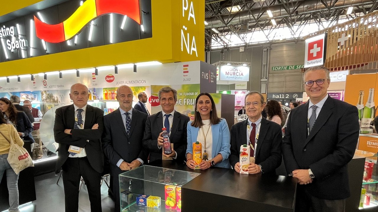 Rubira con las empresas que participan en la edición 2024 de la feria SIAL (Foto CARM)