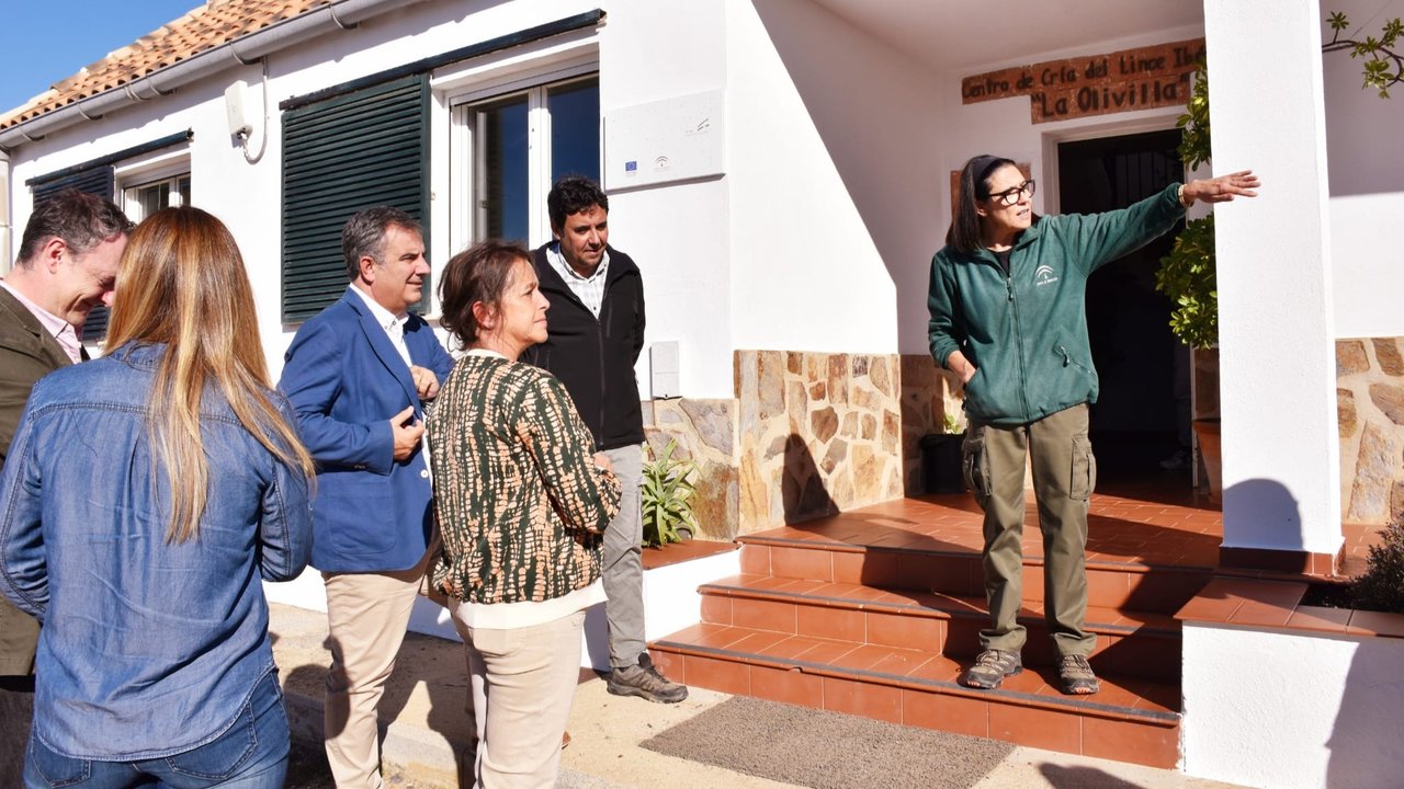 Los consejeros de Medio Ambiente de Murcia y Andalucía visitan el Centro de Cría en Cautividad de Lince Ibérico 'La Olivilla', en Jaén (Foto CARM)