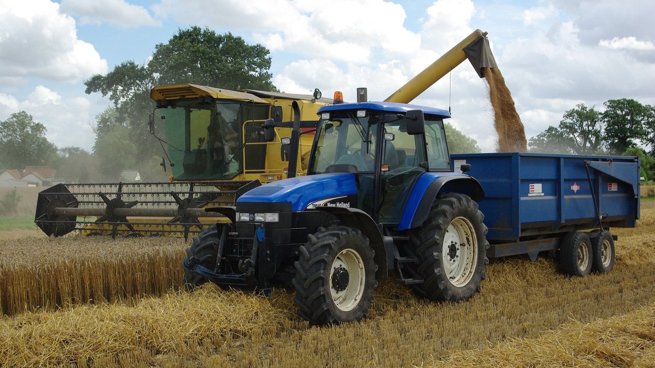 Cosechadora de cereal con con tractor (Foto MAPA)