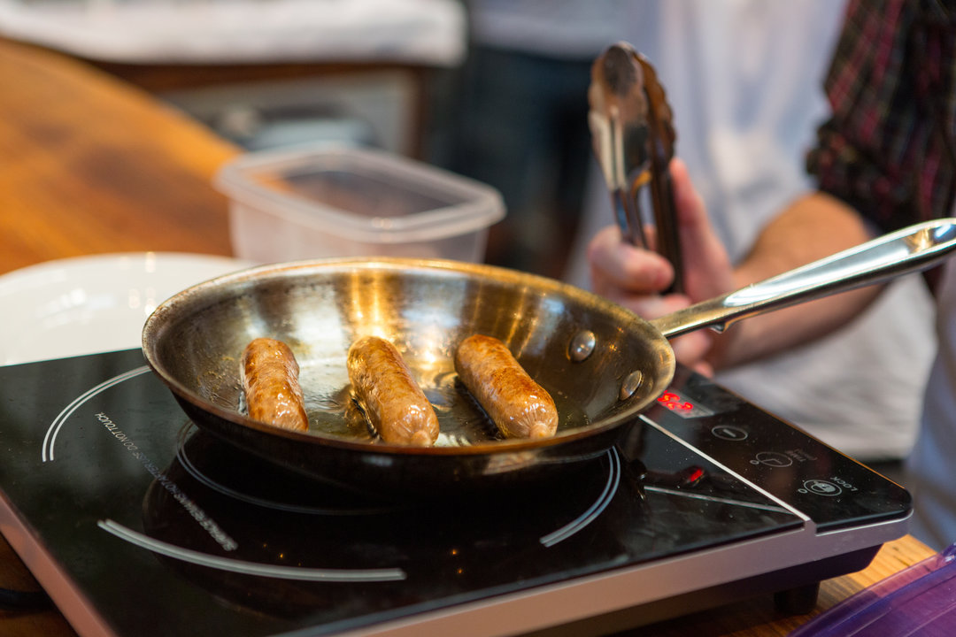 Cocinando carne cultivada (Foto CC-BY_New Age Meats_ Good Food Institute Europe)