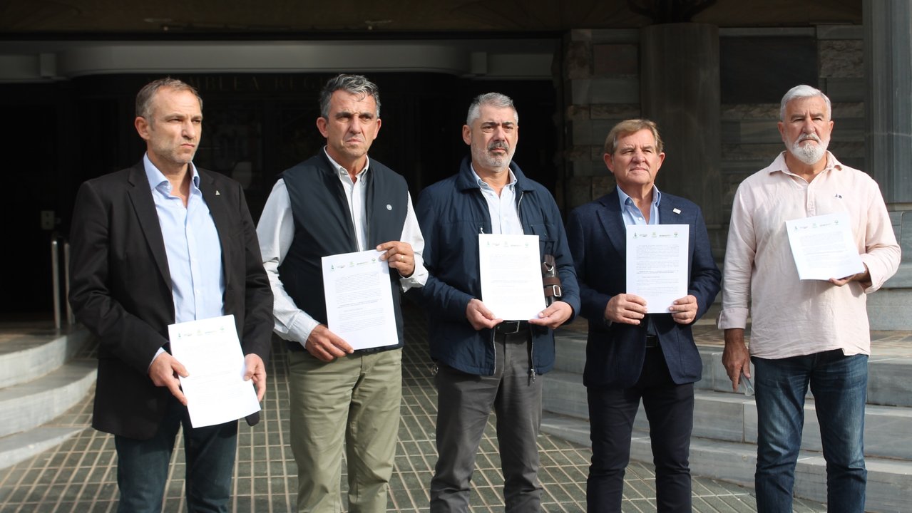 El sector agrario regional posa ante la Asamblea con su propuesta conjunta para actualizar la Ley del Mar Menor (Foto UPA)