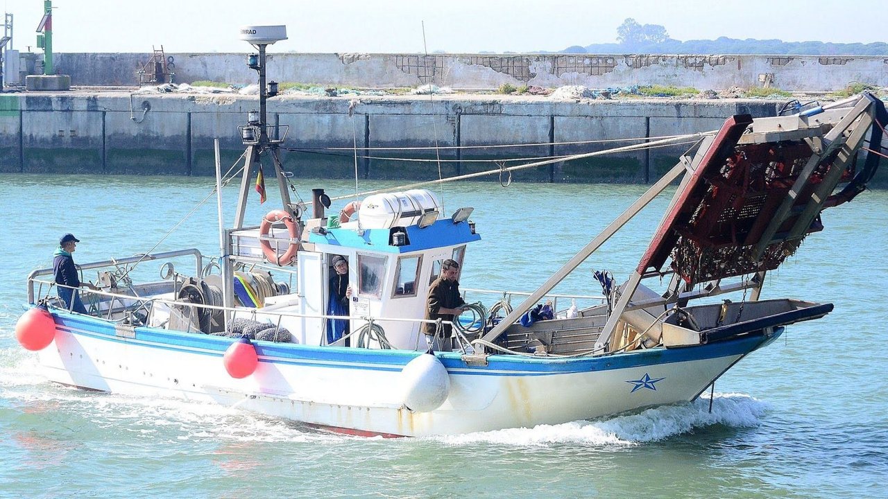 Barco de pesca dedicado a la captura de chirla (Foto Junta de Andalucía)