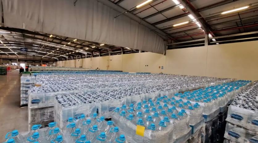 Almacén con botellas y garrafas de agua (Foto Asucova)