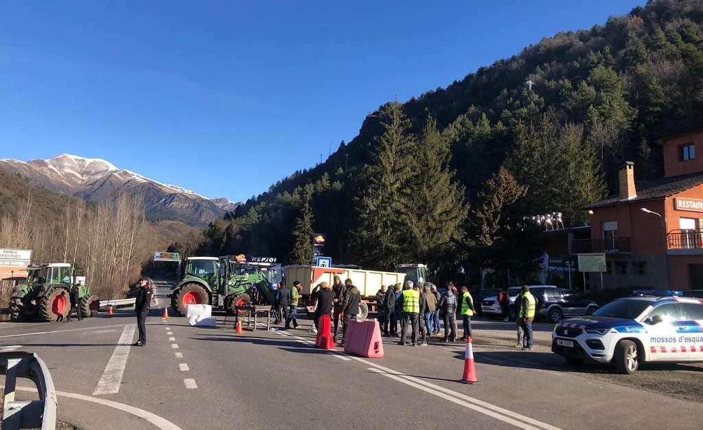 Los agricultores acuerdan levantar el corte de la autopista AP 7